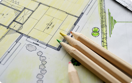 住宅の設計図と色鉛筆